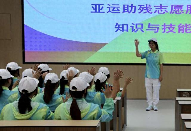 图一：浙江特殊教育职业学院对服务亚残运会的“小青荷”们进行手语强化训练。王程程 摄