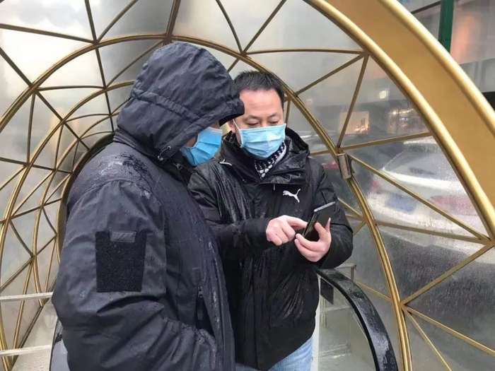 分局刑侦支队的民警研究案件案情