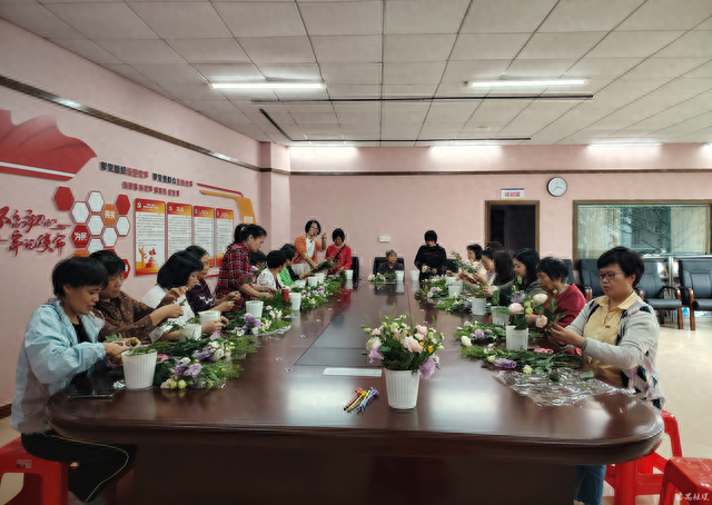 活动现场本次活动邀请了专业花艺老师现场教学,通过讲解插花艺术的