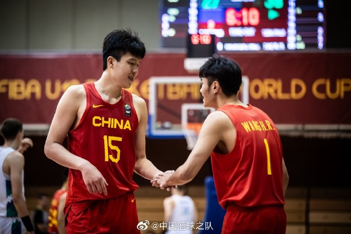 杨瀚森（左）参加了U19男篮世界杯。