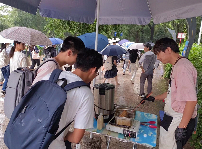 叶树林在大学城卖豆浆油条 曾思怡/摄