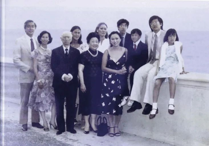 ▲前排左1-4：唐骝千、杨葸恩、顾维钧、严幼韵