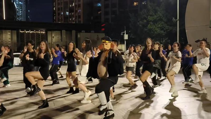 领舞的“猪八戒”