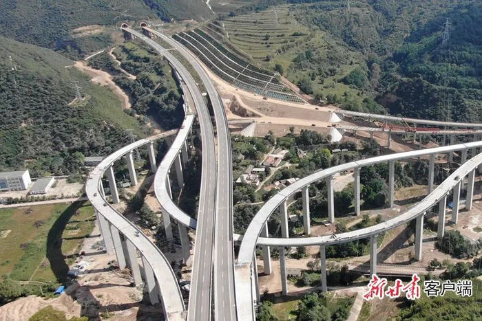 灵华高速公路石堡子枢纽立交。