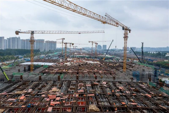 海口新海港和南港“二线口岸”（货运）集中查验场所建设项目现场，工人们正在加紧施工。石中华 摄
