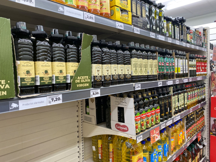 超市内被戴上防盗磁扣的橄榄油 拍摄/黄玉璐