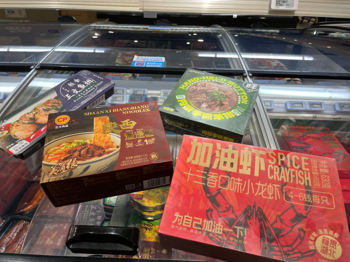 商超中销售的各类预制菜产品。新京报记者 王思炀 摄