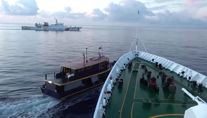 菲方船只以危险方式接近中方船只导致擦碰。视频截图