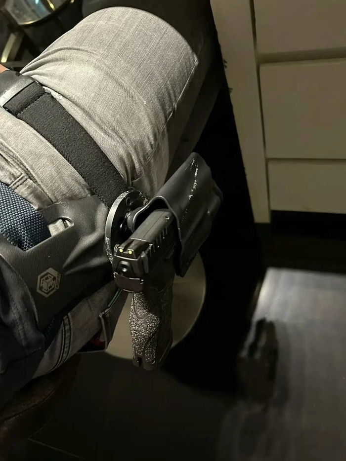 胡七刀在泰国时刻装备枪支