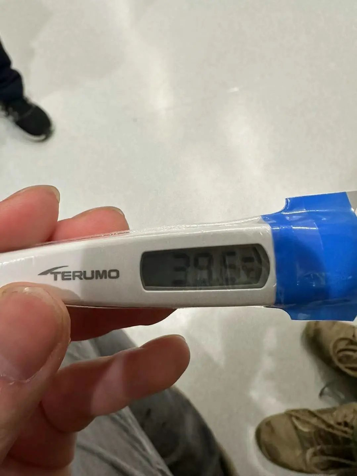 高强度的救援工作累到发烧