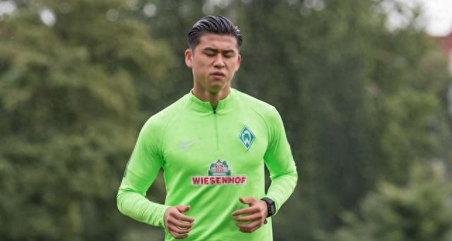 谢维军身高1米9,张玉宁则为1米85,都是身材高大,体壮如牛.