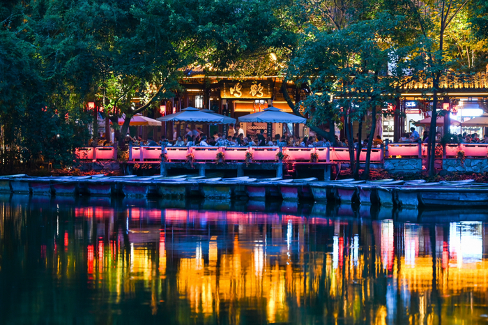 2011年人民公园迎来百年庆典，鹤鸣茶社开放夜茶