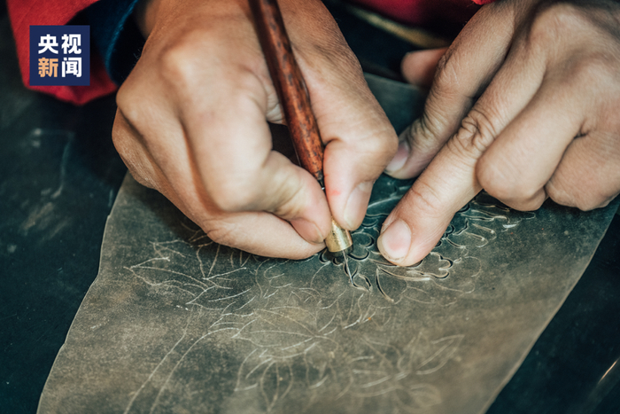 △手艺人雕刻皮影