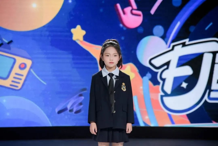 无二的新闻播报和韩佳一起为大家带来看孩子们化身小小主持人聚光灯下