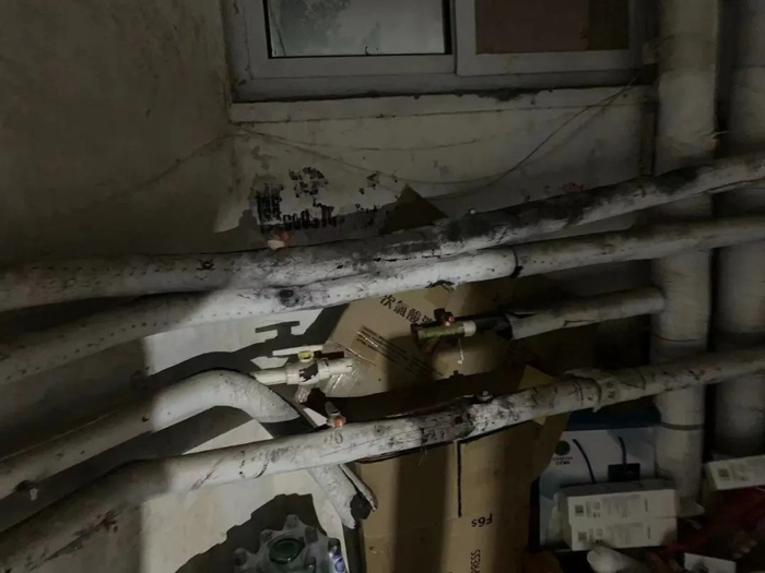 张女士家的供暖管道被截断，经多方协调，供热公司表示将免费接管。（当事人供图）