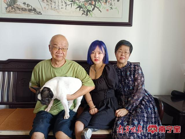 翁忻怡和父母合影