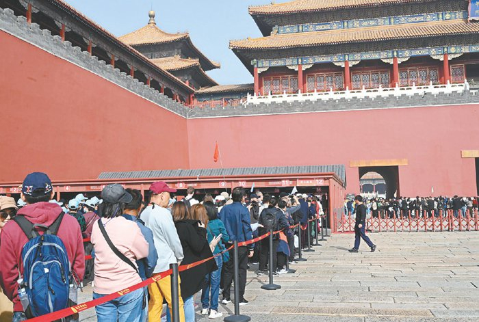 　　昨天（24日）上午10时，故宫博物院迎来入院客流高峰。 实习记者 金瑶摄
