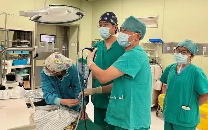 牟向东主任为重症儿童做支气管肺泡灌洗治疗。