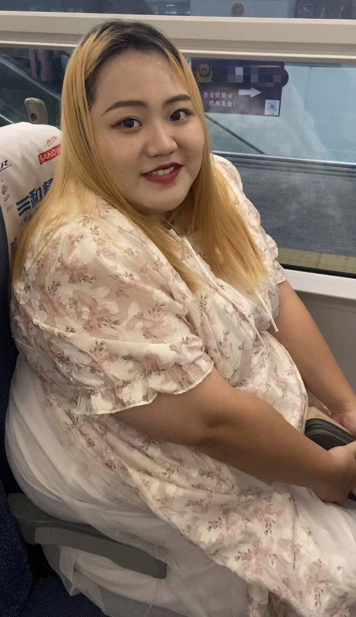 286斤女生硬挤进高铁二等座引热议乘务员大码旅客若有需求可协调餐车