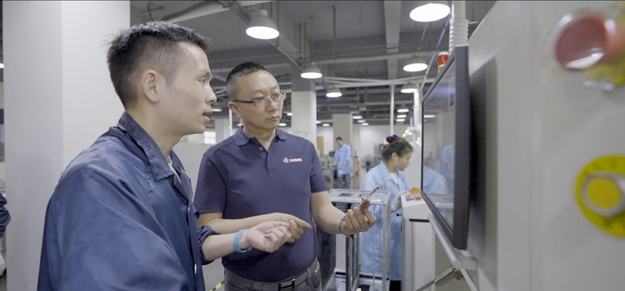 众辰科技相关研发人员在讨论技术细节。受访者供图