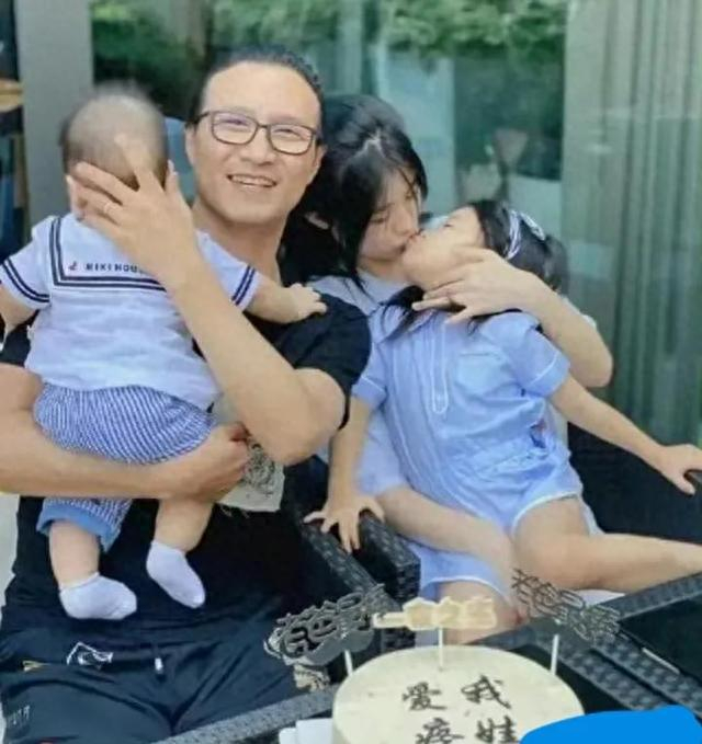 汪峰与前妻齐丹、康作如罕见甜蜜照曝光:跪地求婚,一起看音乐节|章子怡|葛荟婕|女儿|离婚|节目_新浪新闻