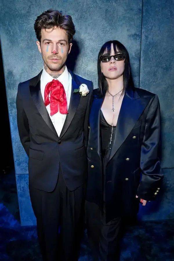 「黑寡妇」billie eilish新恋情,曝光了.|纹身|碧梨|黑寡妇_新浪新闻