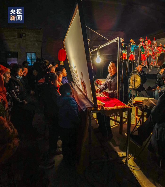 △道情皮影往往有三五个人、一口箱子、一盏灯就能演出，也是黄土高原上特有的文艺风景。