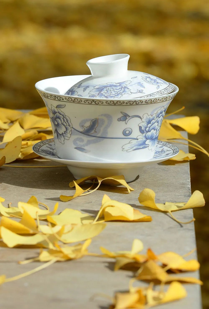 ↑巴蜀饮茶，以茶盖、茶杯、茶船一式三件的盖碗茶为特色