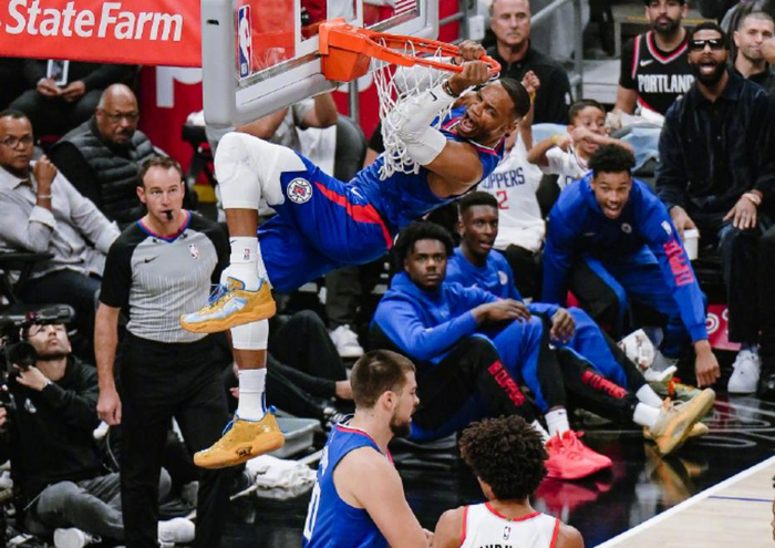 威少助攻王,艾顿遭祖巴茨拿捏|艾顿|快船|篮板_新浪新闻