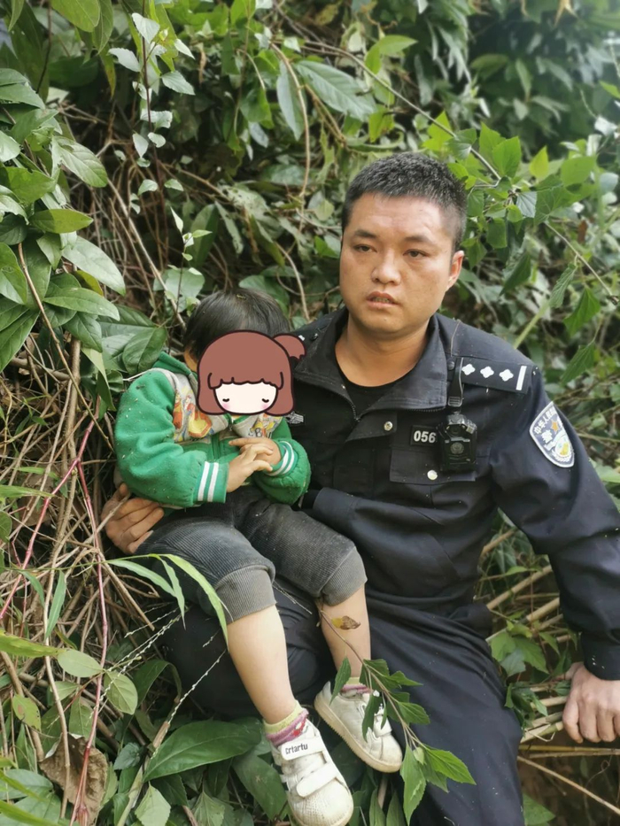 贵州一女童走失家长称疑被野猴子拖走民警翻越山越岭3小时找回