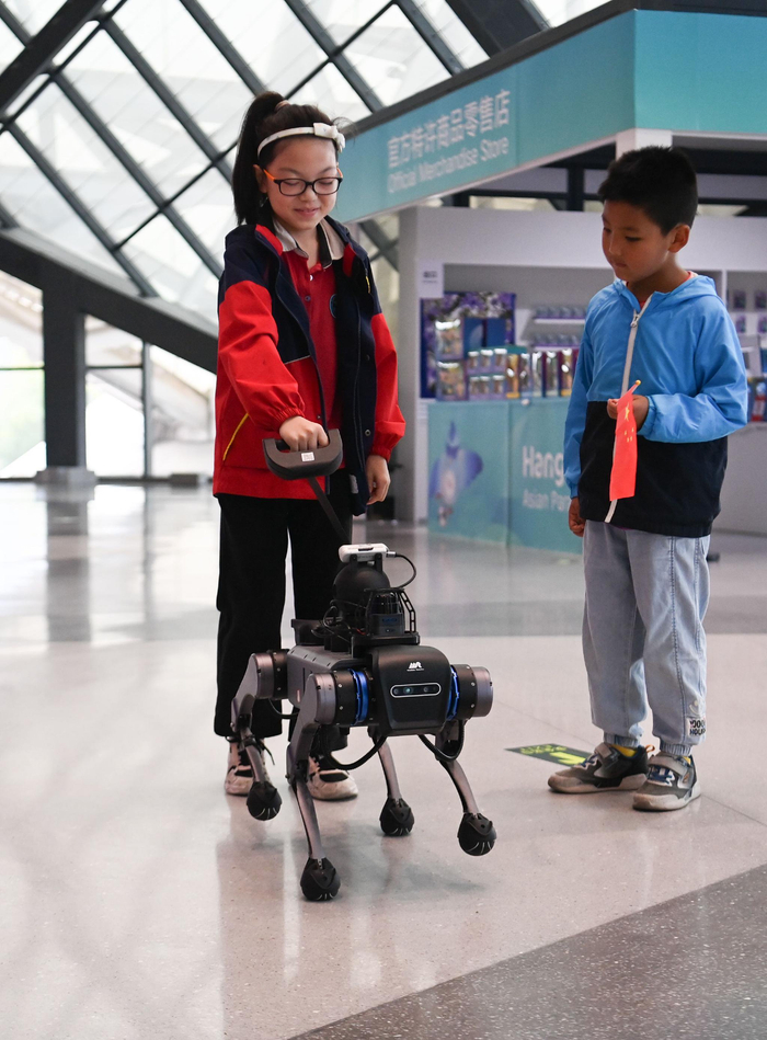 电子导盲犬亮相杭州亚残运会