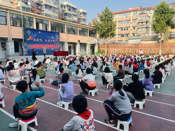 《太空少年肖小笑》现身南京市马台街小学|南京市|宇宙|小学_新浪新闻