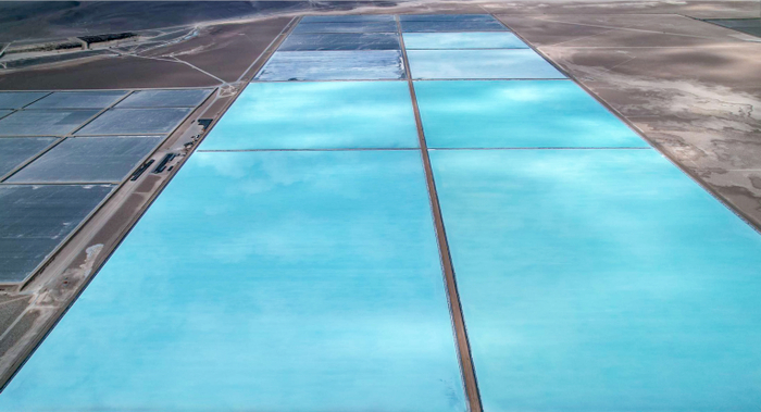 阿根廷的锂盐湖蒸发池 《中国日报》 资料图