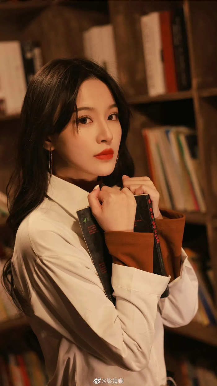 明星穿搭,惊喜往往藏在下一套造型|梁婧娴|穿搭_新浪新闻