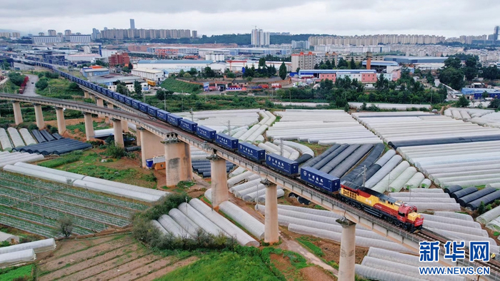 资料图 10月8日，航拍视角下，“沪滇·澜湄线”国际货运班列驶出昆明市王家营西站。杨紫轩 摄