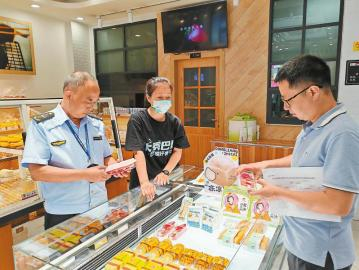 川渝联合开展大型食品销售企业体系检查。 本版图片均由四川省市场监督管理局提供