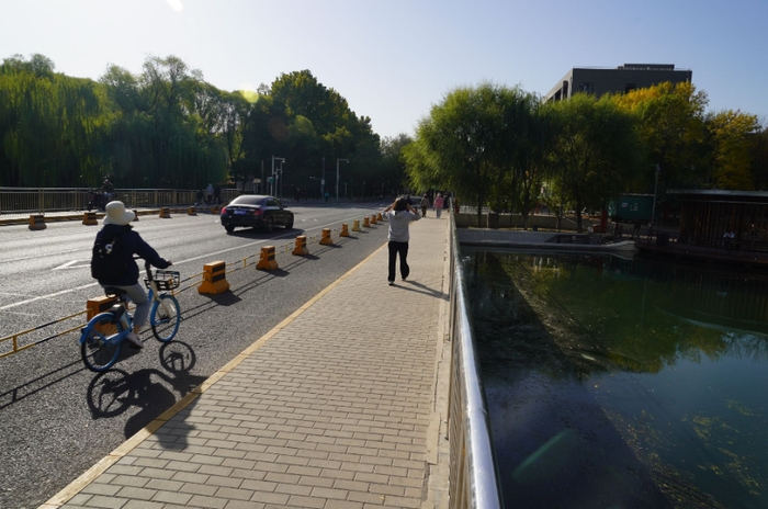 朝阳三里屯路完成环境更新,增设慢行车道,造型花池等