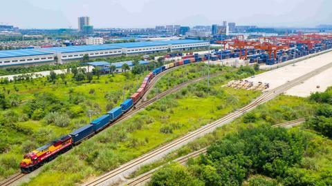 新华社发(白桂斌摄)"中欧班列相对海运更快,相对空运更便宜.