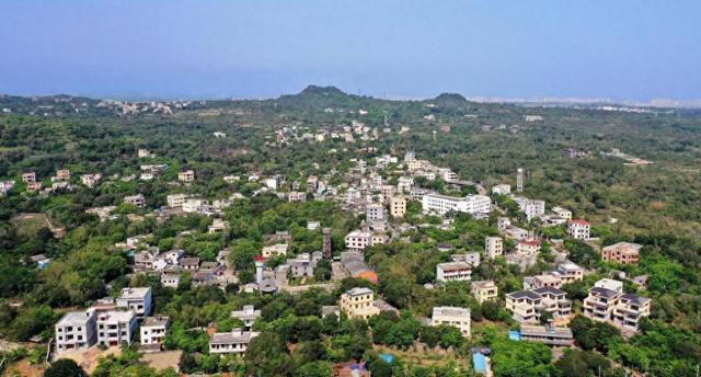 这是火山脚下的施茶村。新华社记者郭程 摄