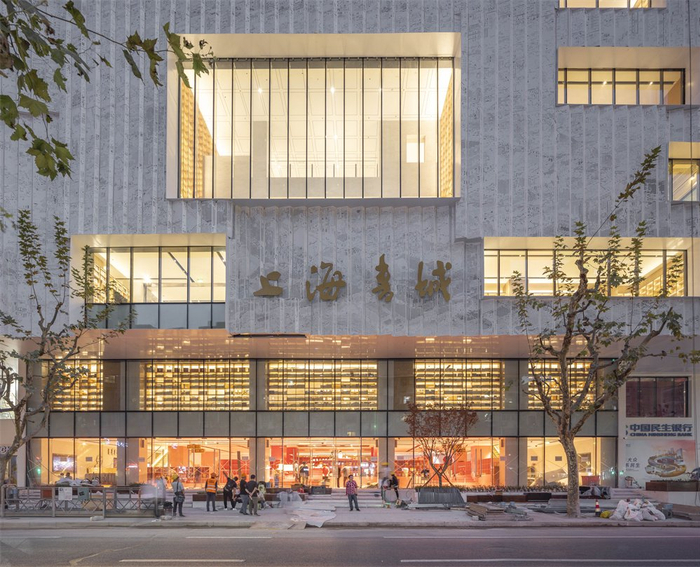 书城一楼搭建起一座红色的“书山”