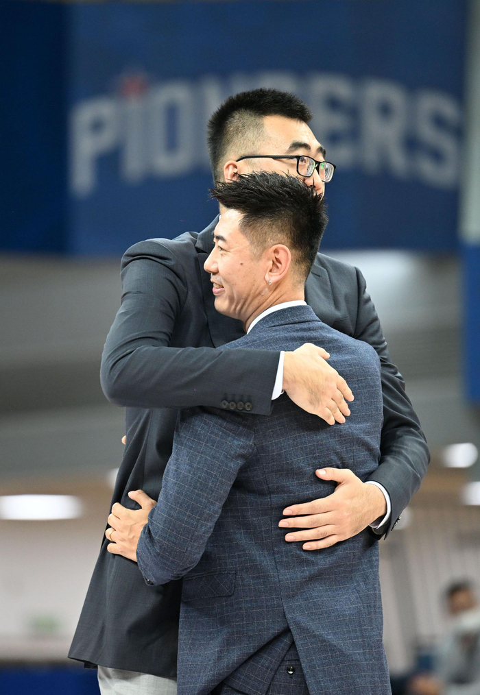 篮球——天津先行者队为张兆旭和张楠举办球衣退役仪式|张兆旭|球衣