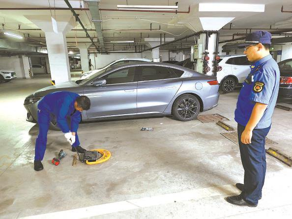             鹭岛华庭小区拆除地锁  房浩  摄          