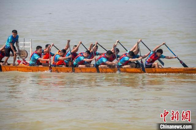 广西梧州深秋浔江赛龙舟