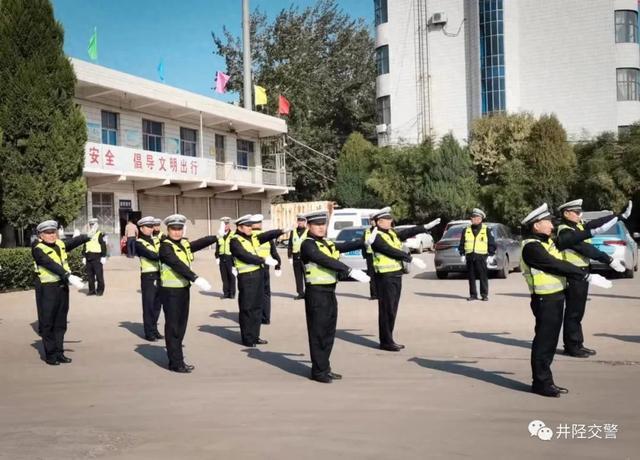 交警查车敬礼图片图片