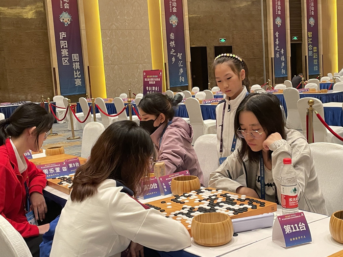 智运会期间，谢佳言经常观摩其他棋手对局。  新京报首席记者 孙海光 摄