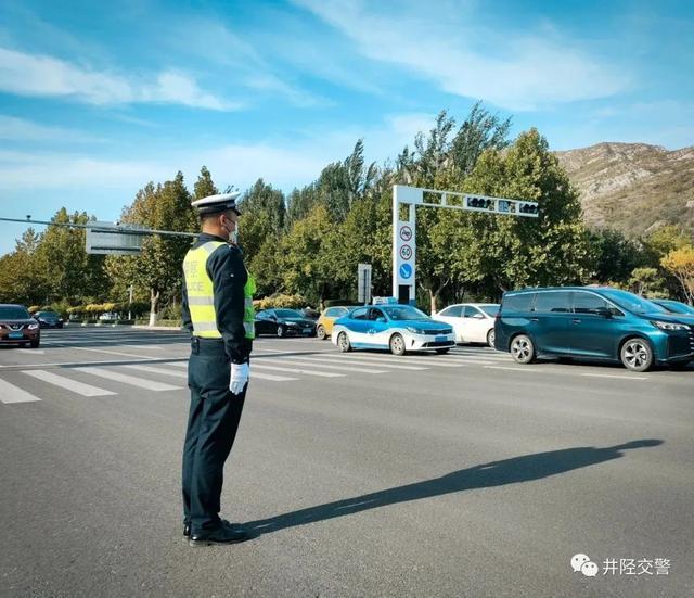 左转弯交警图片