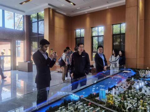 10月24日，2023“一带一路”媒体合作论坛联合采访团团员在清水塘投资集团招商服务中心参观。本报记者 常雯宜摄