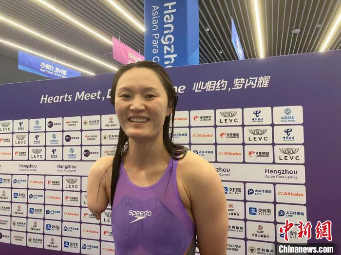 姜胜男决赛后接受记者采访 胡丰盛 摄"年龄有一定影