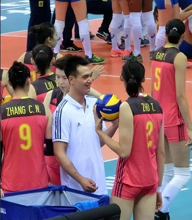 陪打教练李童福不浅 接连跟龚翔宇和朱婷传绯闻 还是长得太帅的错