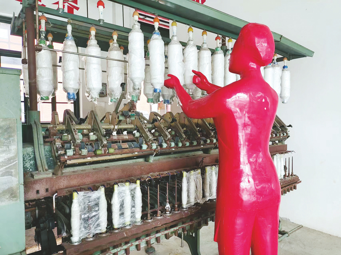     ▲百益·上河城工业文化长廊内展示的旧机器。    本报记者吴潇 摄